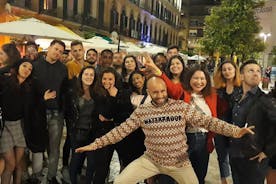 Tour dei pub della vita notturna di Malaga con ingresso a bevande e locali