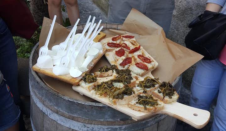 Tour di street food a Napoli con visita della città e guida locale esperta