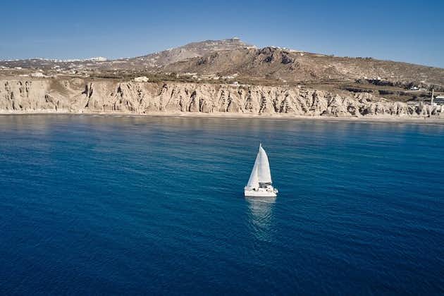 Santorini: privécruise op caldera-catamaran met maaltijd en drankjes