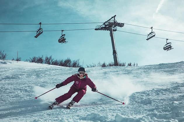 Tour privado para divertirse en la nieve: esquiar en las montañas checas