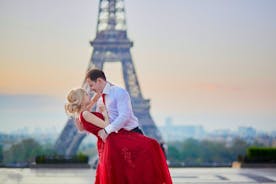 Private Romantic Photoshoot in Paris with Bouquet of Flowers