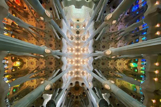Visita guiada privada a pie por Barcelona al casco antiguo, almuerzo y Sagrada Familia