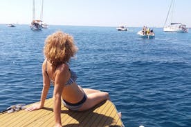 Paseo privado con baño de mar en catamarán solar