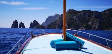 Øen Capri med båd