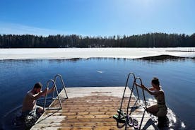 Kansallispuistovaellus ja suomalainen savusauna nuotiolounaalla