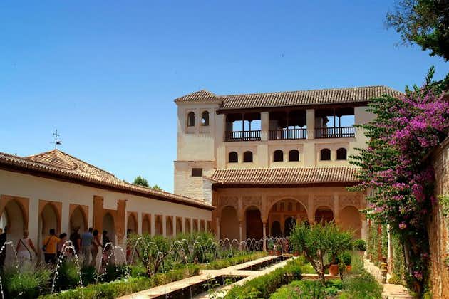 Excursion sur le littoral de Malaga : billet coupe-file pour l'Alhambra et tour des jardins Generalife