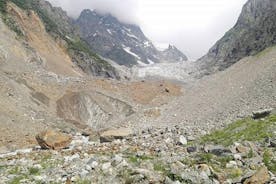 Svaneti의 하이킹 Chalaadi 빙하