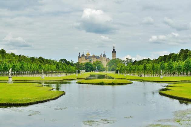 Paseo a pie por Schwerin con palacio y catedral