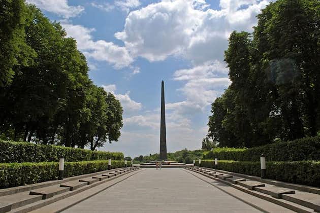 Eternal Glory Park en het monument van het moederland uit de Tweede Wereldoorlog in Kiev