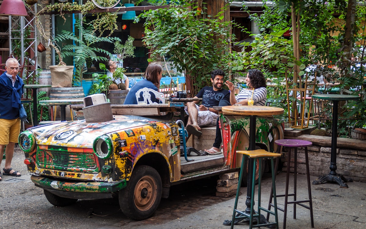 Руина паб. Szimpla kert Будапешт. Руин паб Будапешт. Руинные бары Будапешт. Руинпаб это.