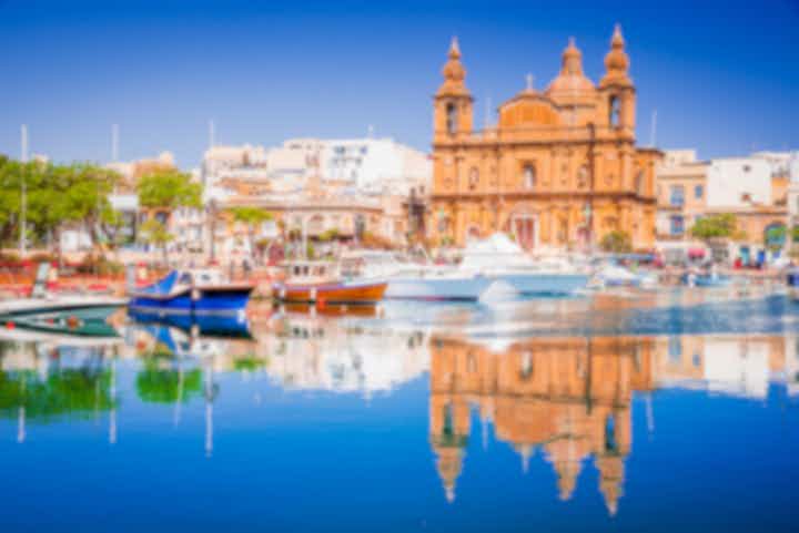 Carros médios para alugar em Msida, Malta