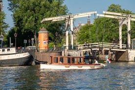 Tour privato in barca ad Amsterdam - 90 min incl. aperitivo di benvenuto a bordo di un'imbarcazione storica con salone