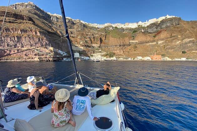 Croisière privée en catamaran d'une journée à Santorin avec repas et transfert