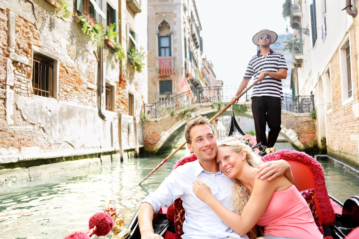 Развлечения семейных пар. Романтическое путешествие. Влюбленные в Венеции. Путешествие вдвоем. Пара в Венеции.