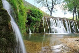 泉、洞窟、滝を巡るトレッキング ランチ付き - ウンブリア州