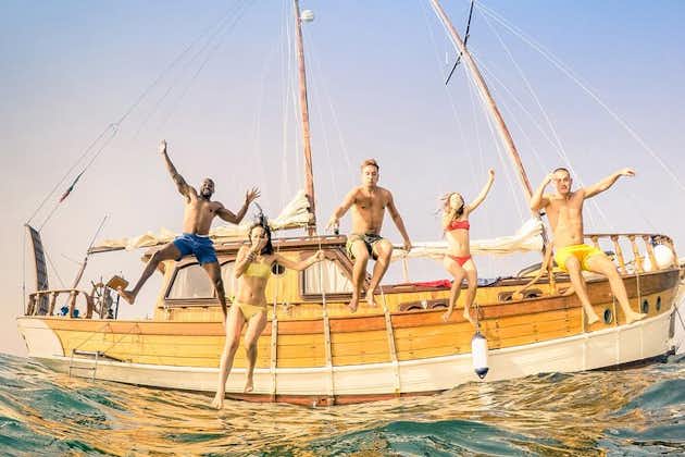Excursion privée d'une journée sur les plus belles plages de Rhodes sur un bateau traditionnel