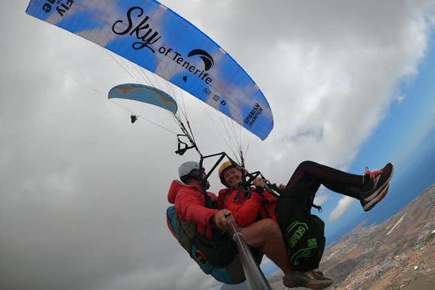 在特内里费岛与西班牙冠军一起进行杂技滑翔伞飞行