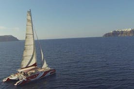 Giro di Santorini sulla barca a vela Dream Catcher con pranzo al barbecue e bevande