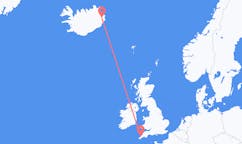 航班从英国纽奎市到埃伊尔斯塔济市，冰岛塞尔