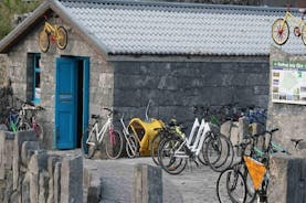 骑自行车在Inisheer岛，阿兰群岛。自我引导。全日。