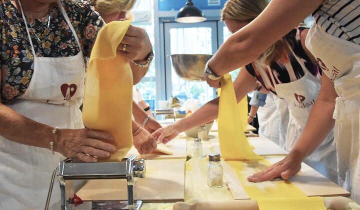 1 Hour Pasta making class in Rome 