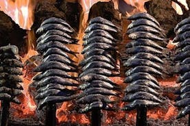 Sardines On Spewers Show Cooking á Malaga ströndinni