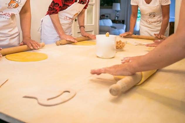 Clases privadas de pasta y tiramisú en la casa de una Cesarina con degustación en Capri
