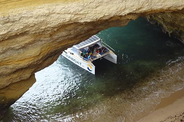 Benagil Caves & Coast från Portimão på en miljövänlig katamaran