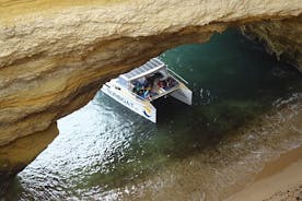 Benagil Caves & Coast fra Portimão på en miljøvenlig katamaran