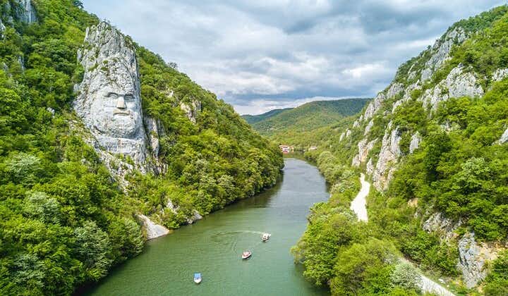 蓝色多瑙河：铁门国家公园之旅，乘坐 1 小时快艇