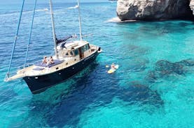 Private excursion on a classic sailboat along the coast of Menorca