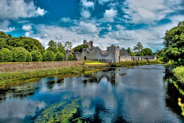 photo of view of The Desmond Castle in Adare beautifull Village, on the banks of the Maigue River, in Ireland, Co. Limerick, The Municipal District of Adare — Rathkeale, Irland.
