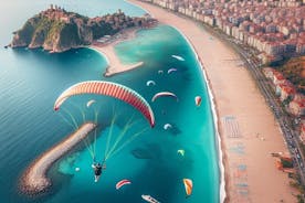 克娄巴特拉海滩的阿拉尼亚滑翔伞和观光