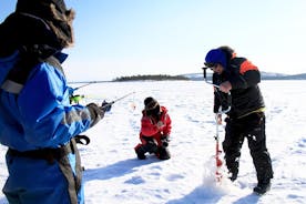 Safari di pesca sul ghiaccio al lago Inari da Kakslauttanen con pranzo