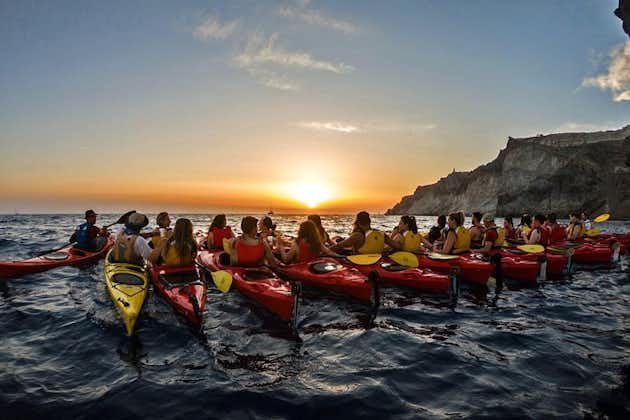 Santorini: zonsondergang zeekajak met licht diner