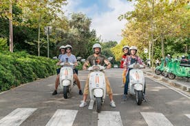 Vespa Scooter的巴塞罗那秘密和Tibidabo景观