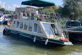 Daglige ture i Donau-deltaet afgår fra havnen Tulcea ...