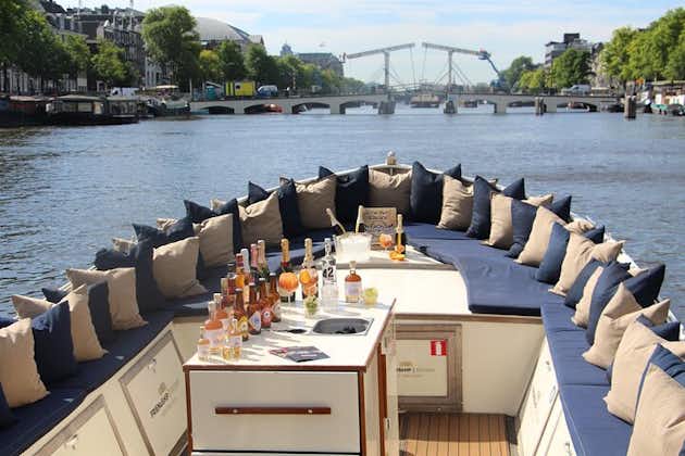 無甲板船で行くアムステルダムの運河クルーズ