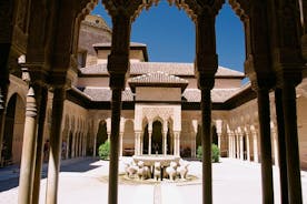 Hoppa över kön: Halvdagstur till Alhambra och Generalife-trädgårdarna