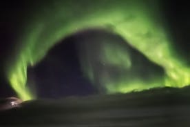  Caza la mágica aurora boreal desde el asiento de una moto de nieve