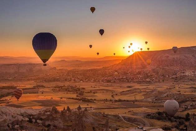 Tour della Cappadocia di un'intera giornata con Sunrise Hot Air Balloon Ride