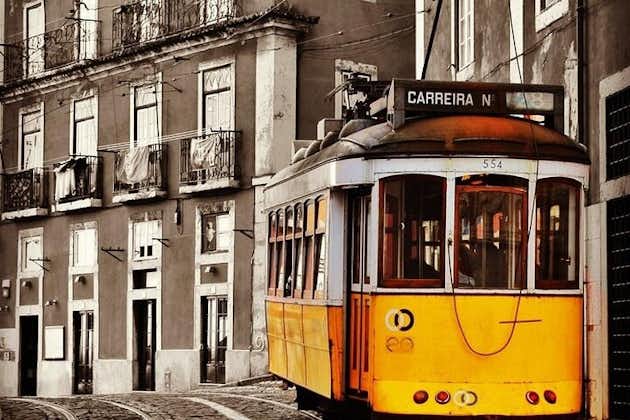 Fai un tour a Lisbona, incontra gente del posto e monumenti.
