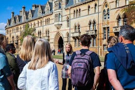 Tour a piedi specializzato dell'Università di Oxford specializzata in percorsi sociali con guide per studenti