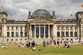 5hours: Guide, Chauffeur & Photographer in Berlin private Tour 