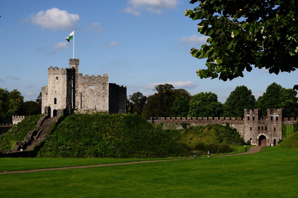 Castles обложка. Уэльс Дания. Кардифф дороги. 1. Cardiff Castle. Study in Wales.