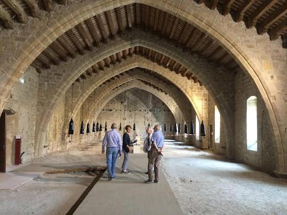 Dagstur till byn Lagrasse och Fontfroide Abbey. Privat rundtur från Carcassonne.