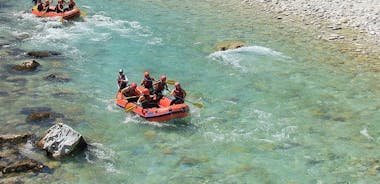 Rafting en aguas bravas en el río Soca