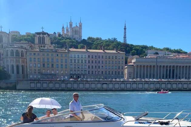 在里昂乘坐游艇进行私人巡游