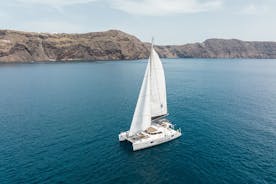 Santorini lyxig seglingskatamarankryssning med grill, drycker och transfer