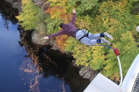Bungee-Sprung aus 40 Metern im atemberaubenden Tal von Killiecrankie, Schottland